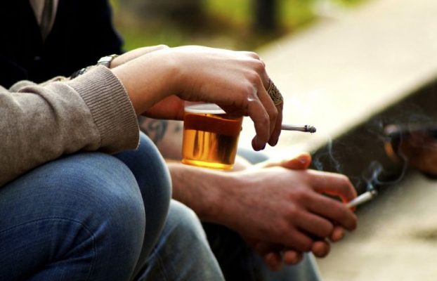 Cae el consumo habitual de tabaco y alcohol entre adolescentes